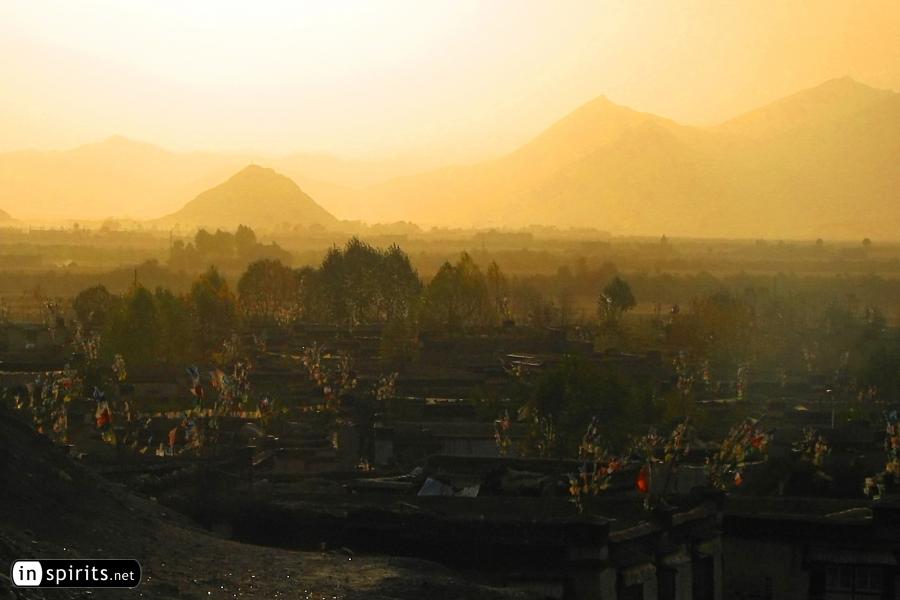 Sunset behind the mountains of Gyantse