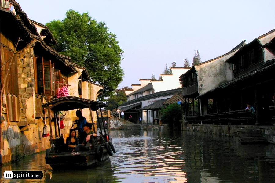 Boat trip in the water town of Wuzhen