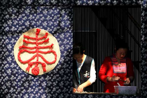 Preparing Chinese Dumplings in a Hangzhou Food Stall