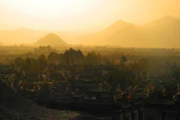 Sunset behind the mountains of Gyantse